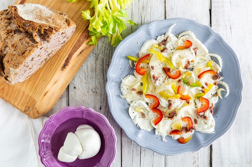 Carpaccio di mozzarella con peperoni e acciughe ricetta