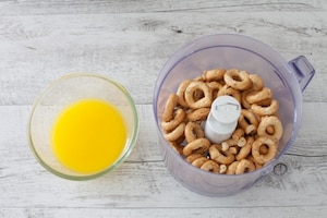 Preparazione Cheesecake di avocado e salmone - Fase 1