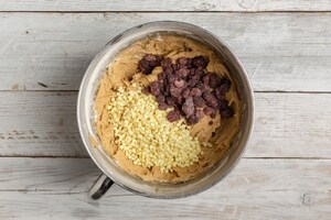 Preparazione Cookies al cioccolato bianco e lamponi - Fase 1