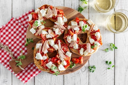 Friselle con mozzarella, pomodorini e tonno