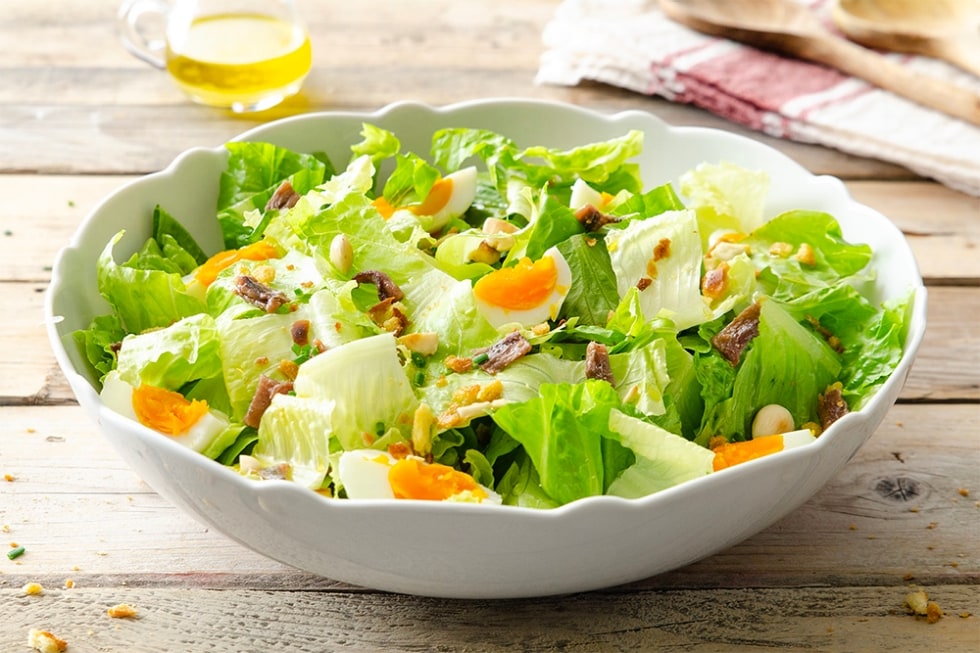 Insalata con uova, pane e mandorle ricetta