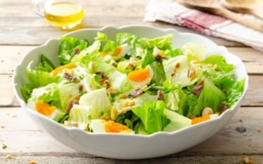Insalata con uova, pane e mandorle