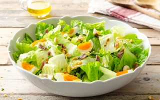 Insalata con uova, pane e mandorle Insalata con uova, pane e mandorle