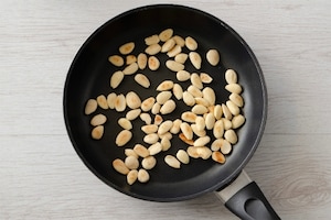 Preparazione Insalata con uova, pane e mandorle - Fase 1
