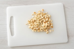 Preparazione Insalata con uova, pane e mandorle - Fase 1