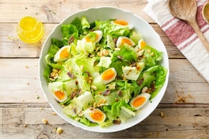 Preparazione Insalata con uova, pane e mandorle - Fase 3
