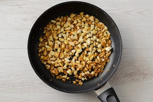 Preparazione Insalata con uova, pane e mandorle - Fase 2