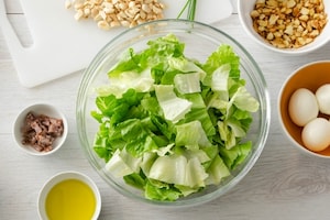 Preparazione Insalata con uova, pane e mandorle - Fase 2