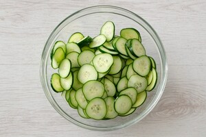 Preparazione Insalata di cetrioli e pere - Fase 1