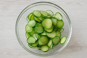 Preparazione Insalata di cetrioli e pere - Fase 1