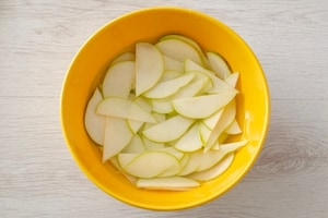 Preparazione Insalata di cetrioli e pere - Fase 2