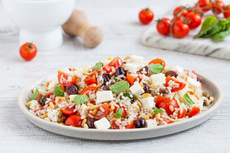 Insalata di riso con pomodorini, feta e olive ricetta