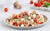 Insalata di riso con pomodorini, feta e olive
