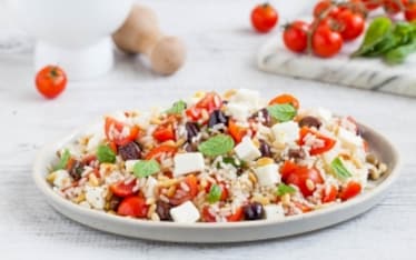 Insalata di riso con pomodorini, feta e olive