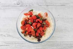 Preparazione Insalata di riso con pomodorini, feta e olive - Fase 2