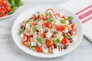 Preparazione Insalata di riso con pomodorini, feta e olive - Fase 2