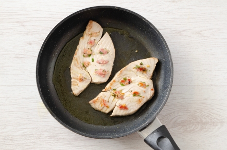 Preparazione Pasta con il ragù di tonno - Fase 2 Preparazione Pasta con il ragù di tonno - Fase 2