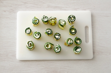 Preparazione Sushi di zucchine con mousse al parmigiano e mortadella - Fase 3 Preparazione Sushi di zucchine con mousse al parmigiano e mortadella - Fase 3