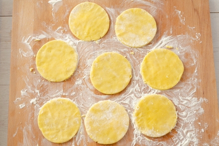Preparazione Tortine di frolla alle albicocche - Fase 2 Preparazione Tortine di frolla alle albicocche - Fase 2