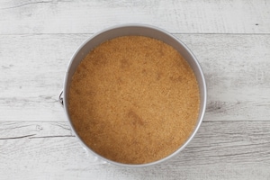 Preparazione Crumble cheesecake alle mele - Fase 1