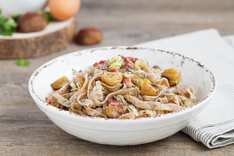 Fettuccine di grano saraceno con speck, castagne e semi di papavero  ricetta