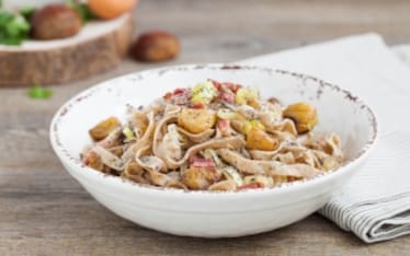 Fettuccine di grano saraceno con speck, castagne e semi di papavero 