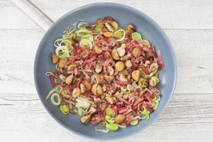 Preparazione Fettuccine di grano saraceno con speck, castagne e semi di papavero  - Fase 3
