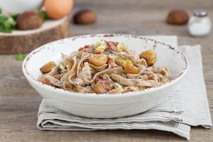 Preparazione Fettuccine di grano saraceno con speck, castagne e semi di papavero  - Fase 4