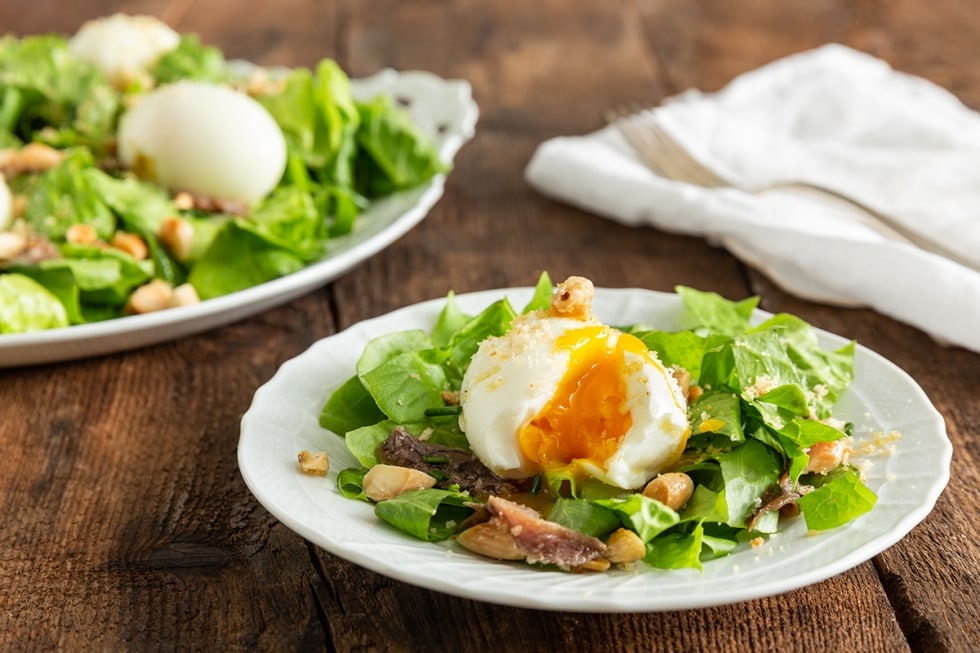 Insalata con uova barzotte, acciughe e mandorle ricetta