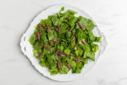 Preparazione Insalata con uova barzotte, acciughe e mandorle - Fase 1 Preparazione Insalata con uova barzotte, acciughe e mandorle - Fase 1