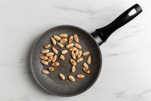 Preparazione Insalata con uova barzotte, acciughe e mandorle - Fase 2