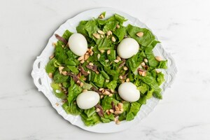 Preparazione Insalata con uova barzotte, acciughe e mandorle - Fase 2