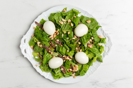 Preparazione Insalata con uova barzotte, acciughe e mandorle - Fase 2 Preparazione Insalata con uova barzotte, acciughe e mandorle - Fase 2