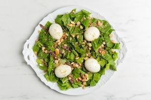 Preparazione Insalata con uova barzotte, acciughe e mandorle - Fase 3