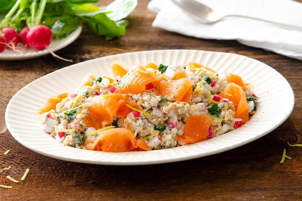 Insalata di avena, salmone e ravanelli ricetta