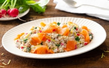 Insalata di avena, salmone e ravanelli