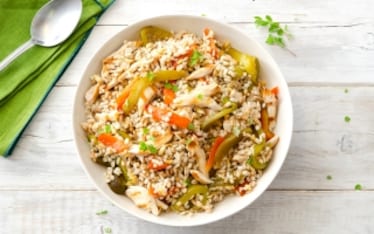 Insalata di cereali con pollo e peperoni grigliati