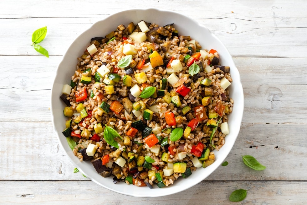 Insalata di farro con provolone e verdure saltate ricetta