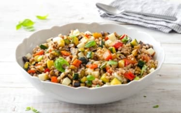 Insalata di farro con provolone e verdure saltate
