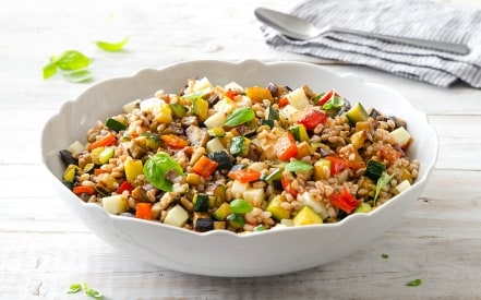 Insalata di farro con provolone e verdure saltate