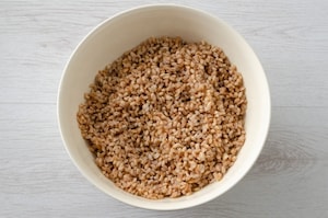 Preparazione Insalata di farro con provolone e verdure saltate - Fase 1