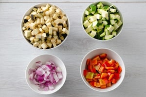 Preparazione Insalata di farro con provolone e verdure saltate - Fase 1