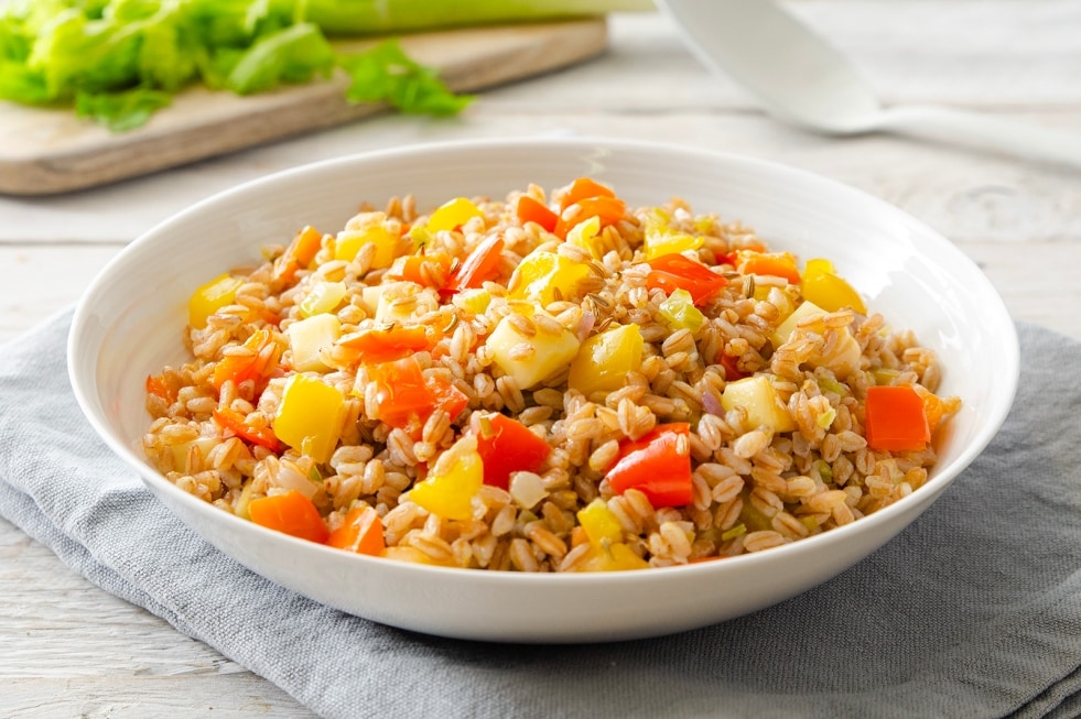 Insalata di farro con sedano, peperoni e scamorza ricetta