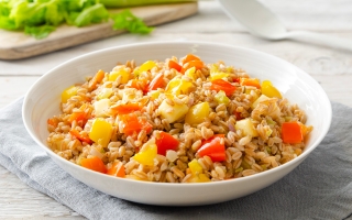 Insalata di farro con sedano, peperoni e scamorza Insalata di farro con sedano, peperoni e scamorza