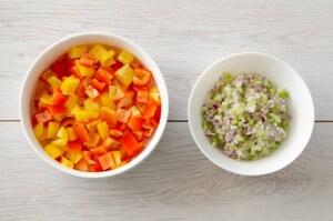 Preparazione Insalata di farro con sedano, peperoni e scamorza - Fase 1