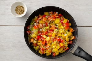 Preparazione Insalata di farro con sedano, peperoni e scamorza - Fase 1