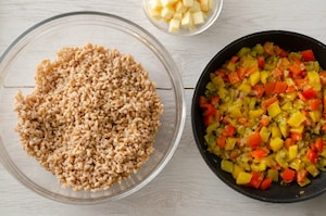 Preparazione Insalata di farro con sedano, peperoni e scamorza - Fase 2