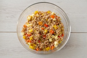 Preparazione Insalata di farro con sedano, peperoni e scamorza - Fase 2