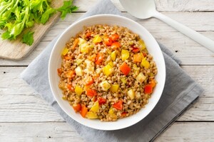Preparazione Insalata di farro con sedano, peperoni e scamorza - Fase 3