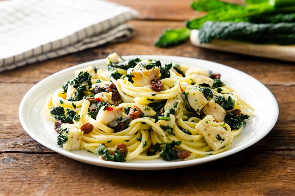 Linguine con baccalà, uvetta e cavolo nero ricetta